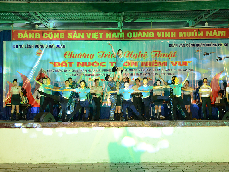 &Acirc;m vang giai điệu người chiến sĩ canh trời