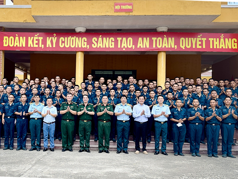 Đo&agrave;n c&ocirc;ng t&aacute;c Hội đồng Nghĩa vụ Qu&acirc;n sự TP Hồ Ch&iacute; Minh thăm, động vi&ecirc;n chiến sĩ mới Sư đo&agrave;n 375