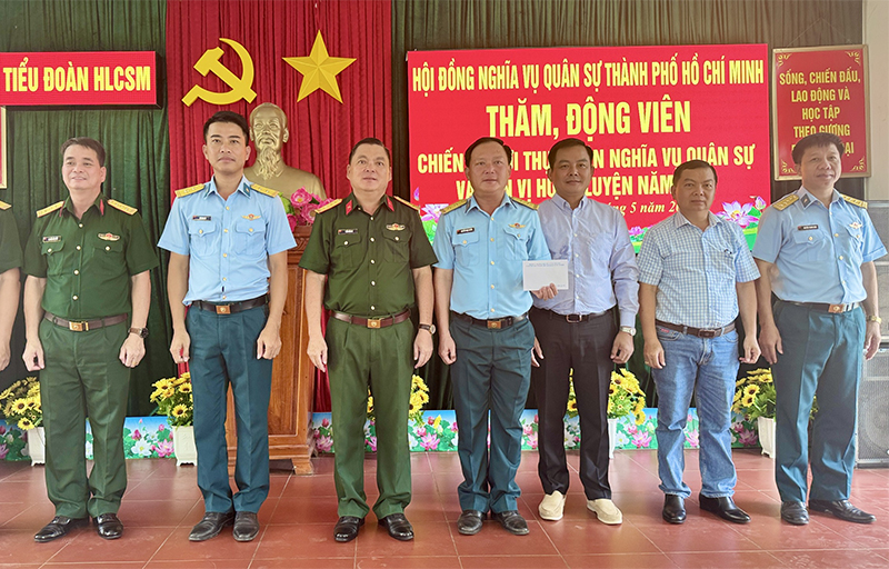 Đo&agrave;n c&ocirc;ng t&aacute;c Hội đồng Nghĩa vụ Qu&acirc;n sự TP Hồ Ch&iacute; Minh thăm, động vi&ecirc;n chiến sĩ mới Sư đo&agrave;n 375