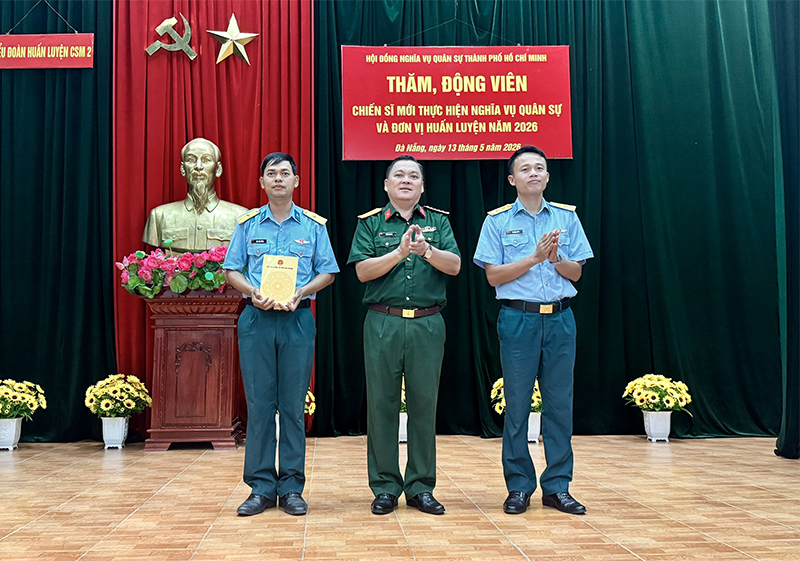 Đo&agrave;n c&ocirc;ng t&aacute;c Hội đồng Nghĩa vụ Qu&acirc;n sự TP Hồ Ch&iacute; Minh thăm, động vi&ecirc;n chiến sĩ mới Sư đo&agrave;n 375