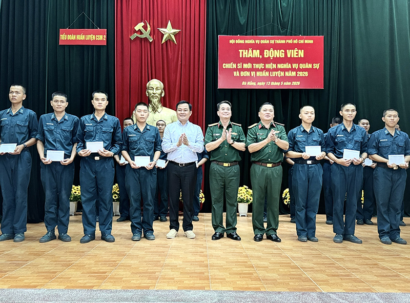Đo&agrave;n c&ocirc;ng t&aacute;c Hội đồng Nghĩa vụ Qu&acirc;n sự TP Hồ Ch&iacute; Minh thăm, động vi&ecirc;n chiến sĩ mới Sư đo&agrave;n 375