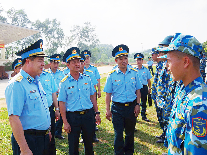Trung tướng Vũ Hồng Sơn - Tư lệnh Qu&acirc;n chủng Ph&ograve;ng kh&ocirc;ng-Kh&ocirc;ng qu&acirc;n thăm v&agrave; l&agrave;m việc tại Sư đo&agrave;n 365