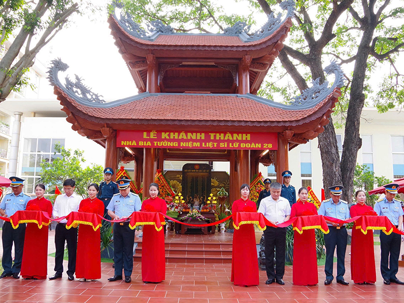 Lữ đo&agrave;n C&ocirc;ng binh 28 tổ chức Lễ kh&aacute;nh th&agrave;nh Nh&agrave; bia tưởng niệm liệt sĩ.