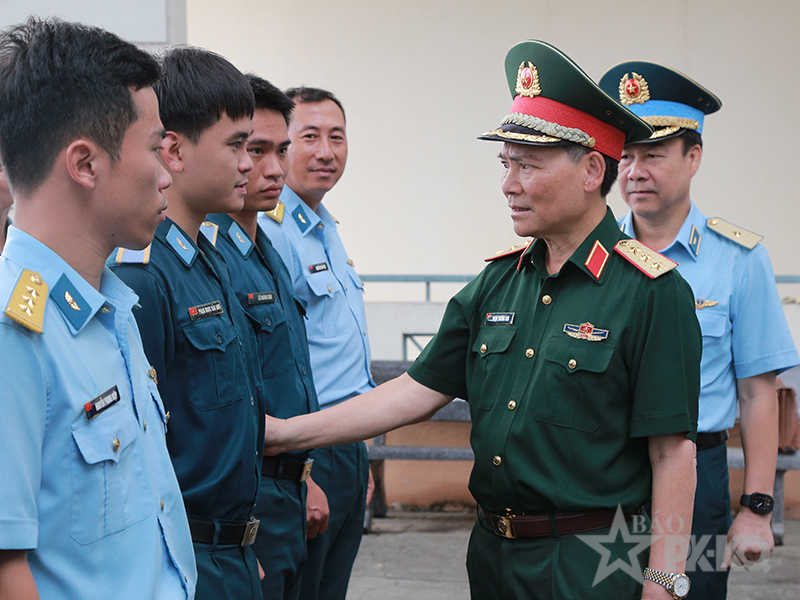 Trường Sĩ quan Kh&ocirc;ng qu&acirc;n tổ chức Diễn tập bắn, n&eacute;m bom đạn thật cho phi c&ocirc;ng giảng vi&ecirc;n, học vi&ecirc;n v&agrave; chuy&ecirc;n gia tr&ecirc;n m&aacute;y bay IAK-130 v&agrave; L-39NG
