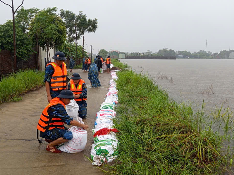 C&aacute;n bộ, chiến sĩ Lữ đo&agrave;n 28 gi&uacute;p nh&acirc;n d&acirc;n x&atilde; Trần Ph&uacute;, TP H&agrave; Nội ph&ograve;ng, chống mưa lũ