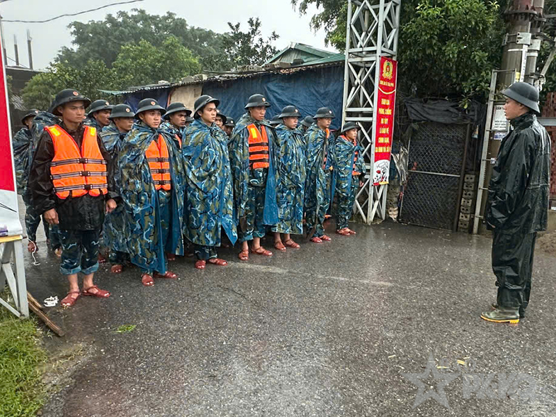 C&aacute;n bộ, chiến sĩ Lữ đo&agrave;n 28 gi&uacute;p nh&acirc;n d&acirc;n x&atilde; Trần Ph&uacute;, TP H&agrave; Nội ph&ograve;ng, chống mưa lũ