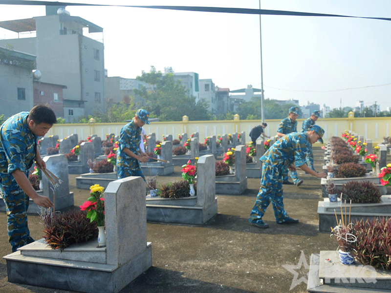 C&aacute;n bộ, chiến sĩ Trung đo&agrave;n 218 tham gia hỗ trợ x&aacute;c định danh t&iacute;nh h&agrave;i cốt liệt sĩ tại Nghĩa trang liệt sĩ x&atilde; An Kh&aacute;nh