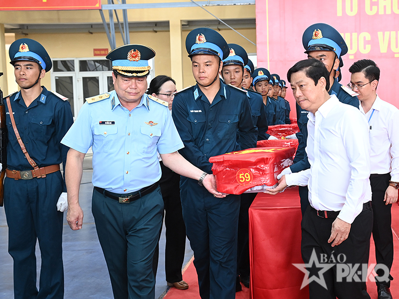 Nặng nghĩa tri &acirc;n tr&ecirc;n chuyến bay đặc biệt