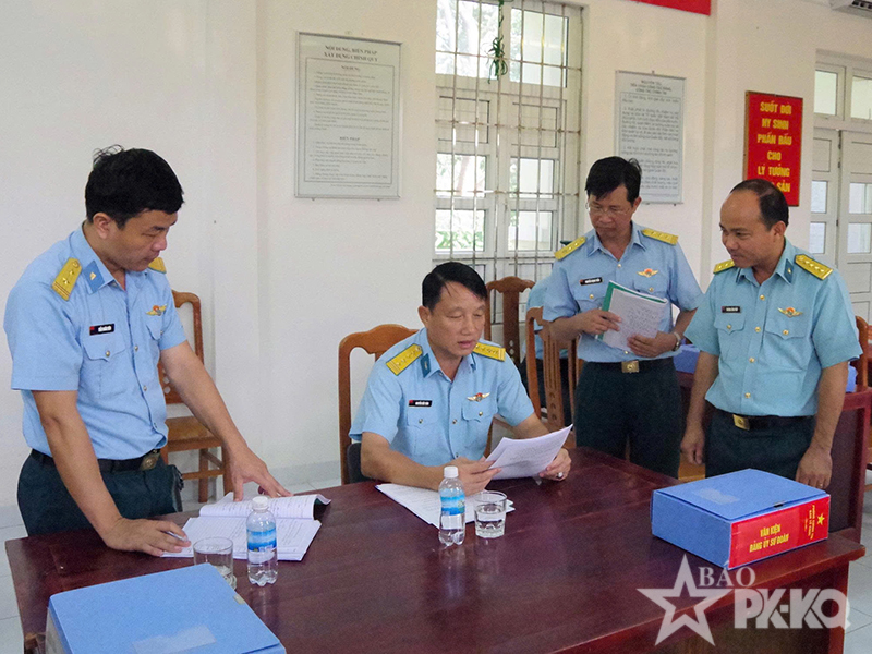 Qu&acirc;n chủng Ph&ograve;ng kh&ocirc;ng-Kh&ocirc;ng qu&acirc;n kiểm tra kết quả x&acirc;y dựng đơn vị vững mạnh to&agrave;n diện &ldquo;Mẫu mực, ti&ecirc;u biểu&rdquo; tại Sư đo&agrave;n 377