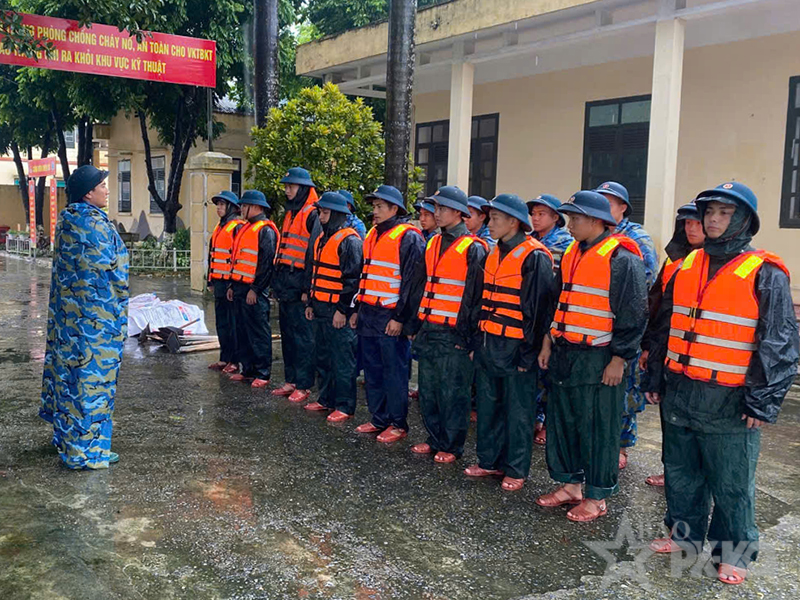 C&aacute;n bộ, chiến sĩ Trung đo&agrave;n 260 ph&ograve;ng chống vỡ đ&ecirc; tr&ecirc;n địa b&agrave;n x&atilde; Ph&uacute; Nghĩa, TP H&agrave; Nội