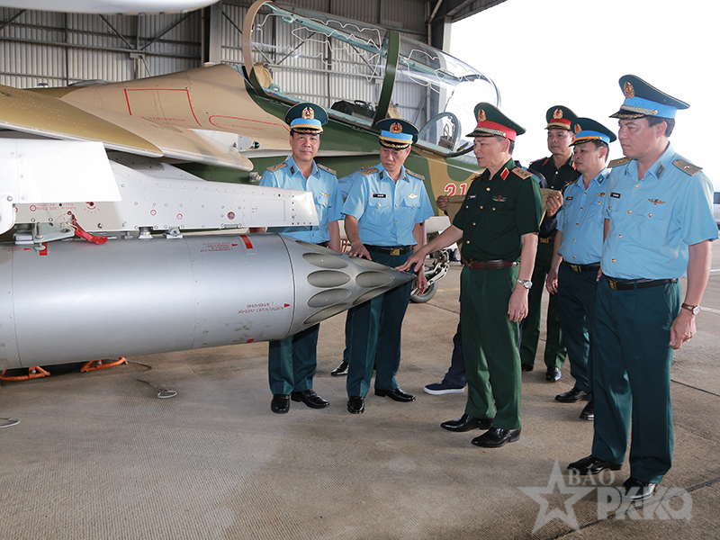 Thượng tướng Phạm Trường Sơn - Ph&oacute; Tổng Tham mưu trưởng QĐND Việt Nam kiểm tra c&ocirc;ng t&aacute;c chuẩn bị diễn tập, bắn, n&eacute;m bom, đạn thật tại Trường Sĩ quan Kh&ocirc;ng qu&acirc;n