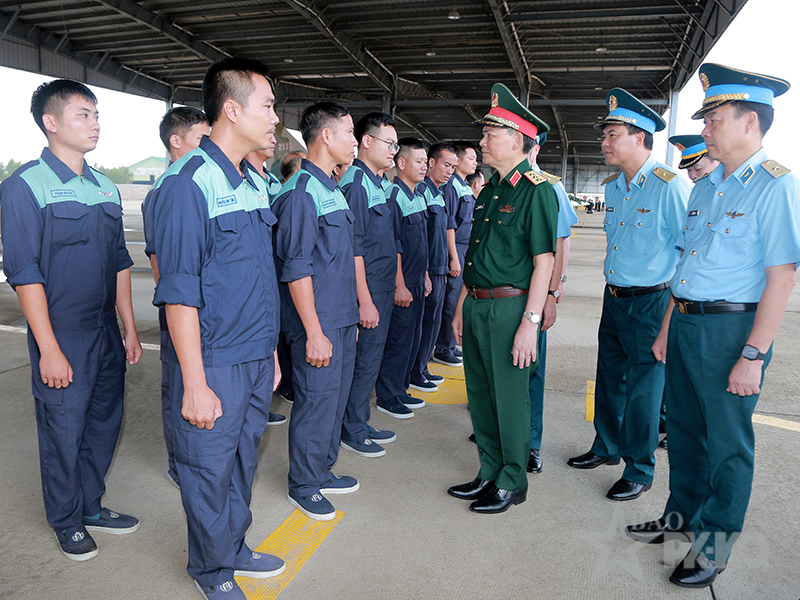 Thượng tướng Phạm Trường Sơn - Ph&oacute; Tổng Tham mưu trưởng QĐND Việt Nam kiểm tra c&ocirc;ng t&aacute;c chuẩn bị diễn tập, bắn, n&eacute;m bom, đạn thật tại Trường Sĩ quan Kh&ocirc;ng qu&acirc;n