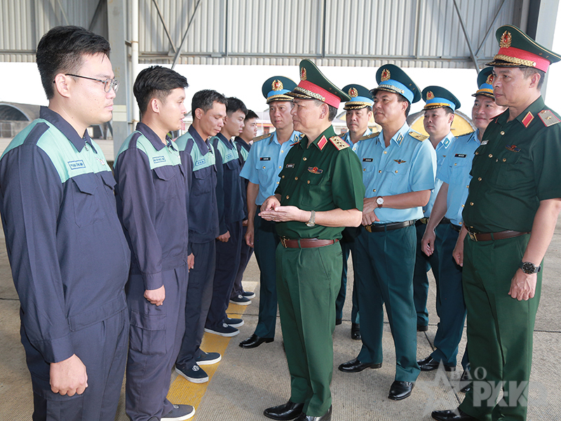 Thượng tướng Phạm Trường Sơn - Ph&oacute; Tổng Tham mưu trưởng QĐND Việt Nam kiểm tra c&ocirc;ng t&aacute;c chuẩn bị diễn tập, bắn, n&eacute;m bom, đạn thật tại Trường Sĩ quan Kh&ocirc;ng qu&acirc;n