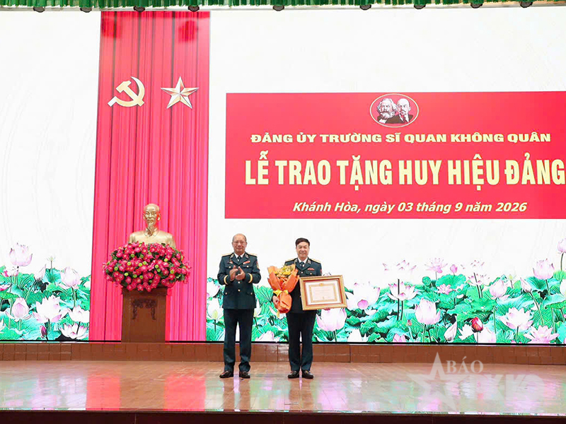 Đảng ủy Trường Sĩ quan Kh&ocirc;ng qu&acirc;n tổ chức Lễ trao tặng Huy hiệu Đảng