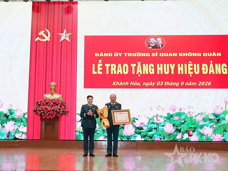 Đảng ủy Trường Sĩ quan Kh&ocirc;ng qu&acirc;n tổ chức Lễ trao tặng Huy hiệu Đảng