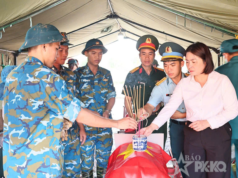 C&aacute;n bộ, chiến sĩ Trung đo&agrave;n 293 hỗ trợ x&atilde; Quảng Bị, TP H&agrave; Nội t&igrave;m danh t&iacute;nh h&agrave;i cốt liệt sĩ