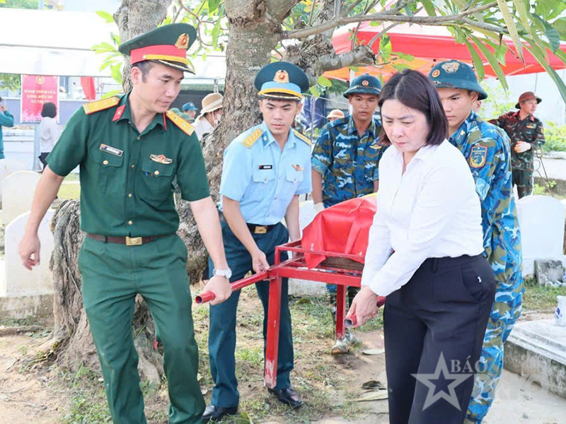 C&aacute;n bộ, chiến sĩ Trung đo&agrave;n 293 hỗ trợ x&atilde; Quảng Bị, TP H&agrave; Nội t&igrave;m danh t&iacute;nh h&agrave;i cốt liệt sĩ