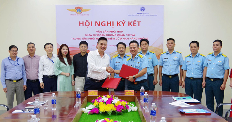 Sư đo&agrave;n 372 v&agrave; Trung t&acirc;m Phối hợp t&igrave;m kiếm cứu nạn h&agrave;ng kh&ocirc;ng k&yacute; kết văn bản phối hợp