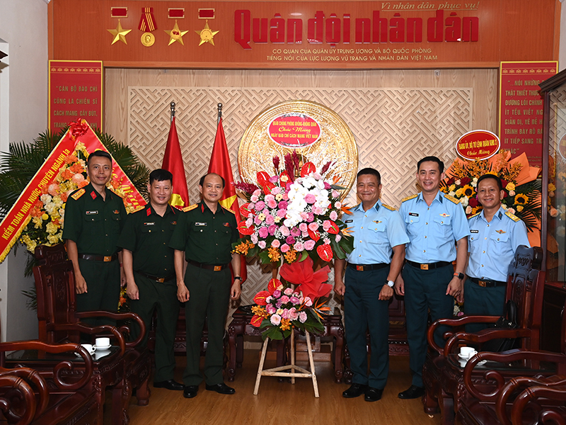 Qu&acirc;n chủng Ph&ograve;ng kh&ocirc;ng-Kh&ocirc;ng qu&acirc;n ch&uacute;c mừng c&aacute;c cơ quan th&ocirc;ng tấn, b&aacute;o ch&iacute; nh&acirc;n dịp kỷ niệm 101 năm Ng&agrave;y B&aacute;o ch&iacute; C&aacute;ch mạnh Việt Nam 21/6