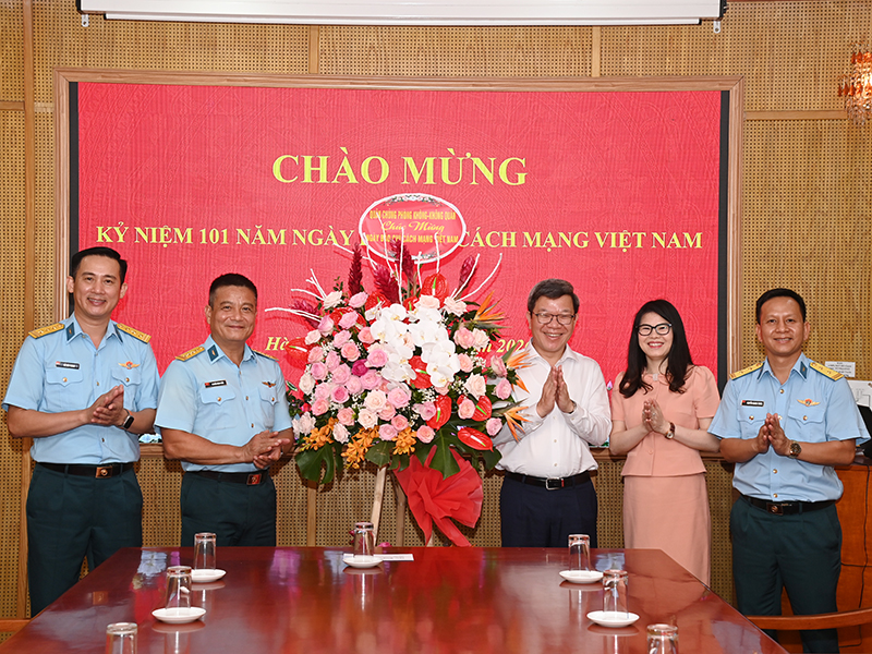Qu&acirc;n chủng Ph&ograve;ng kh&ocirc;ng-Kh&ocirc;ng qu&acirc;n ch&uacute;c mừng c&aacute;c cơ quan th&ocirc;ng tấn, b&aacute;o ch&iacute; nh&acirc;n dịp kỷ niệm 101 năm Ng&agrave;y B&aacute;o ch&iacute; C&aacute;ch mạnh Việt Nam 21/6