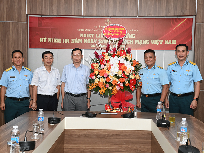 Qu&acirc;n chủng Ph&ograve;ng kh&ocirc;ng-Kh&ocirc;ng qu&acirc;n ch&uacute;c mừng c&aacute;c cơ quan th&ocirc;ng tấn, b&aacute;o ch&iacute; nh&acirc;n dịp kỷ niệm 101 năm Ng&agrave;y B&aacute;o ch&iacute; C&aacute;ch mạnh Việt Nam 21/6