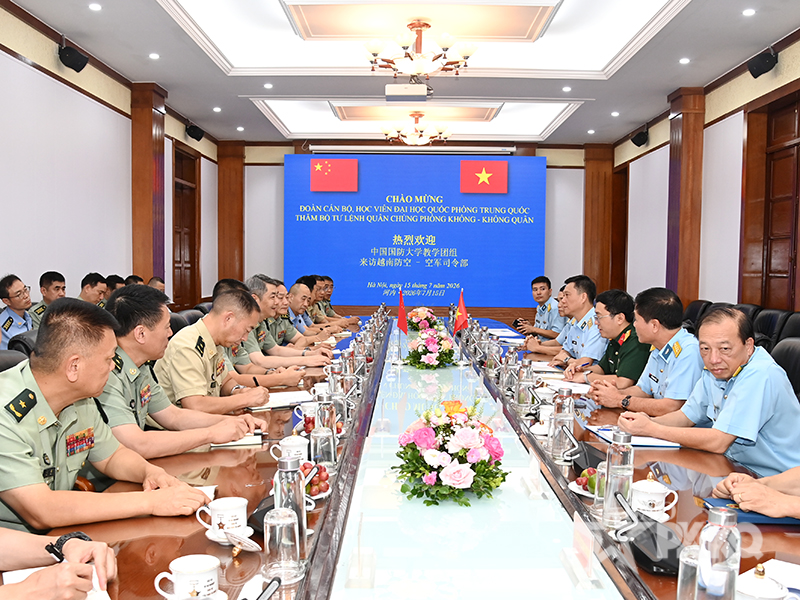 Đo&agrave;n c&aacute;n bộ, học vi&ecirc;n Đại học Quốc ph&ograve;ng Trung Quốc thăm tại Qu&acirc;n chủng Ph&ograve;ng kh&ocirc;ng-Kh&ocirc;ng qu&acirc;n