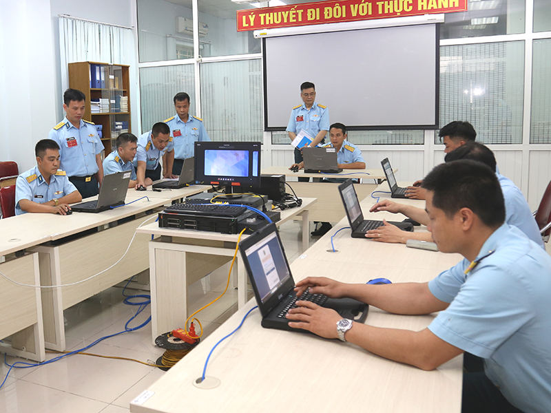 Kiểm tra tr&igrave;nh độ kỹ năng nghề nh&acirc;n vi&ecirc;n kỹ thuật Th&ocirc;ng tin bậc cao trong Qu&acirc;n chủng Ph&ograve;ng kh&ocirc;ng-Kh&ocirc;ng qu&acirc;n