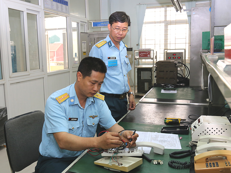 Kiểm tra tr&igrave;nh độ kỹ năng nghề nh&acirc;n vi&ecirc;n kỹ thuật Th&ocirc;ng tin bậc cao trong Qu&acirc;n chủng Ph&ograve;ng kh&ocirc;ng-Kh&ocirc;ng qu&acirc;n