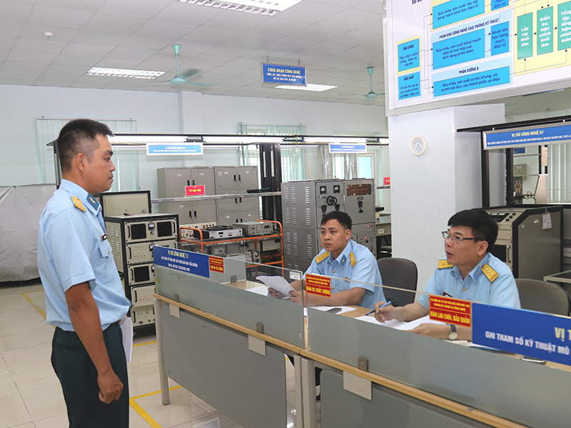Kiểm tra tr&igrave;nh độ kỹ năng nghề nh&acirc;n vi&ecirc;n kỹ thuật Th&ocirc;ng tin bậc cao trong Qu&acirc;n chủng Ph&ograve;ng kh&ocirc;ng-Kh&ocirc;ng qu&acirc;n