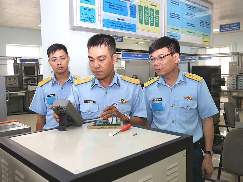 Kiểm tra tr&igrave;nh độ kỹ năng nghề nh&acirc;n vi&ecirc;n kỹ thuật Th&ocirc;ng tin bậc cao trong Qu&acirc;n chủng Ph&ograve;ng kh&ocirc;ng-Kh&ocirc;ng qu&acirc;n