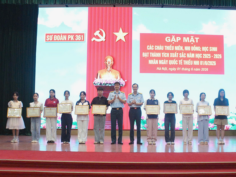 Sư đo&agrave;n 361 tổ chức gặp mặt c&aacute;c ch&aacute;u học sinh đạt th&agrave;nh t&iacute;ch xuất sắc năm học 2025-2026