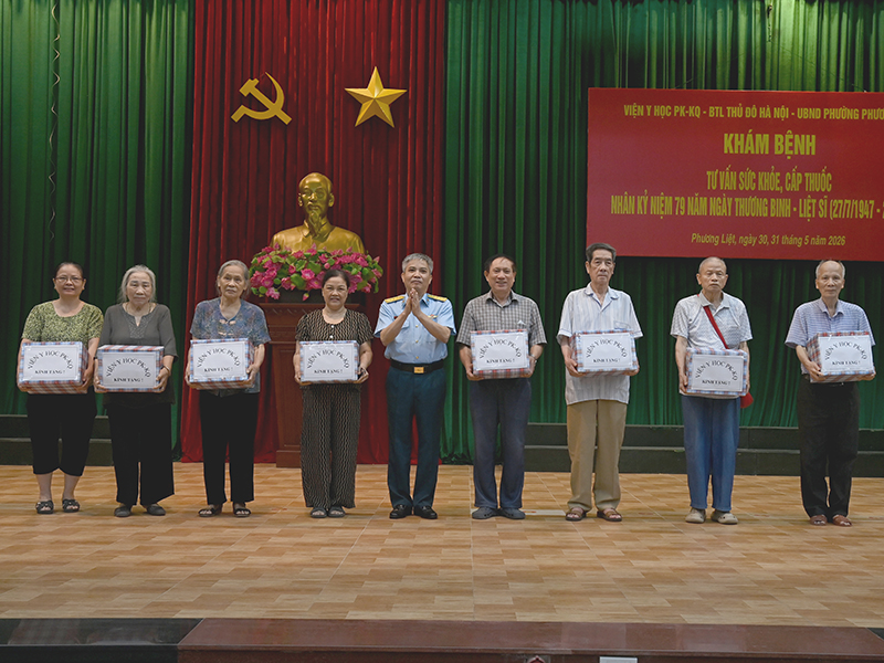Viện Y học Ph&ograve;ng kh&ocirc;ng-Kh&ocirc;ng qu&acirc;n kh&aacute;m, cấp thuốc cho c&aacute;c đối tượng ch&iacute;nh s&aacute;ch Phường Phương Liệt
