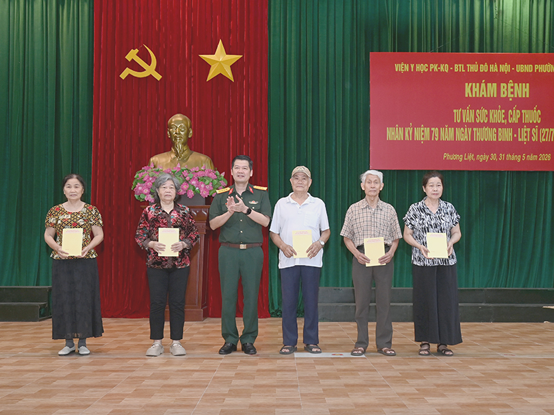 Viện Y học Ph&ograve;ng kh&ocirc;ng-Kh&ocirc;ng qu&acirc;n kh&aacute;m, cấp thuốc cho c&aacute;c đối tượng ch&iacute;nh s&aacute;ch Phường Phương Liệt
