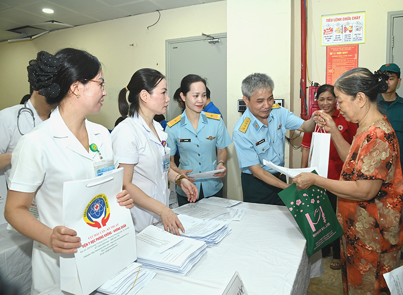Viện Y học Ph&ograve;ng kh&ocirc;ng-Kh&ocirc;ng qu&acirc;n kh&aacute;m, cấp thuốc cho c&aacute;c đối tượng ch&iacute;nh s&aacute;ch Phường Phương Liệt