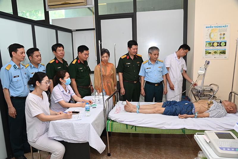 Viện Y học Ph&ograve;ng kh&ocirc;ng-Kh&ocirc;ng qu&acirc;n kh&aacute;m, cấp thuốc cho c&aacute;c đối tượng ch&iacute;nh s&aacute;ch Phường Phương Liệt