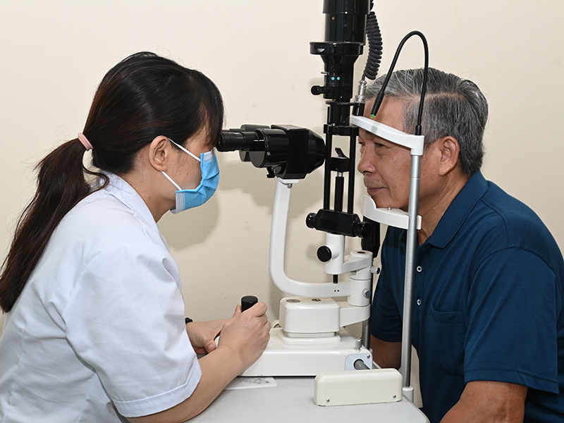 Viện Y học Ph&ograve;ng kh&ocirc;ng-Kh&ocirc;ng qu&acirc;n kh&aacute;m, cấp thuốc cho c&aacute;c đối tượng ch&iacute;nh s&aacute;ch Phường Phương Liệt