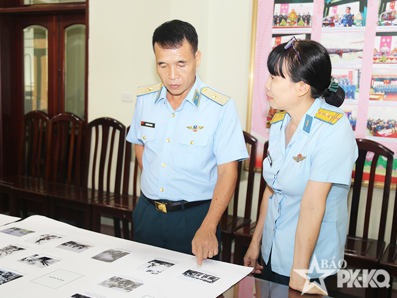 Cục Ch&iacute;nh trị Qu&acirc;n chủng Ph&ograve;ng kh&ocirc;ng-Kh&ocirc;ng qu&acirc;n duyệt ảnh trưng b&agrave;y Triển l&atilde;m lần thứ 3 &ldquo;Một số trận đ&aacute;nh độc đ&aacute;o của Bộ đội PK-KQ&rdquo;
