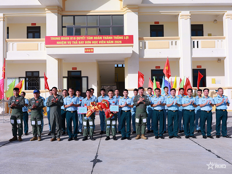 TRUNG ĐO&Agrave;N 910 TỔ CHỨC THẢ BAY ĐƠN CHO 02 HỌC VI&Ecirc;N ĐẦU TI&Ecirc;N KH&Oacute;A 49 TR&Ecirc;N M&Aacute;Y BAY L-39NG