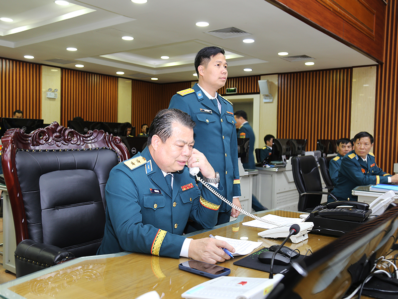 Thủ trưởng Bộ Tư lệnh Quân chủng Phòng không-Không quân kiểm tra nền nếp canh trực sẵn sàng chiến đấu và chúc Tết cán bộ, chiến sĩ các đơn vị