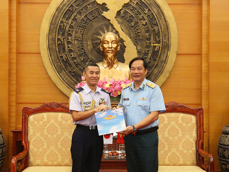 Thủ trưởng Bộ Tư lệnh Quân chủng Phòng không-Không quân tiếp Tùy viên Quốc phòng Nhật Bản