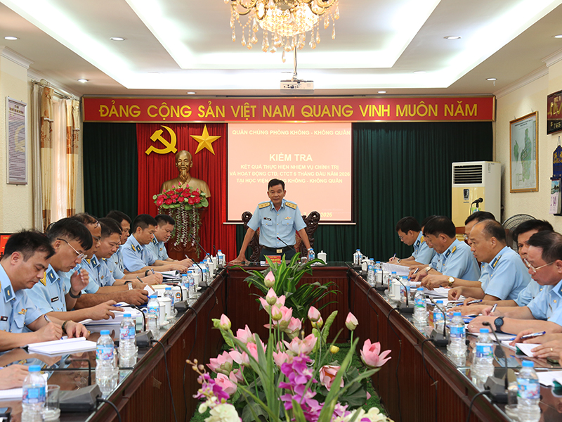 Qu&acirc;n chủng Ph&ograve;ng kh&ocirc;ng-Kh&ocirc;ng qu&acirc;n kiểm tra kết quả thực hiện nhiệm vụ ch&iacute;nh trị v&agrave; hoạt động c&ocirc;ng t&aacute;c Đảng, c&ocirc;ng t&aacute;c ch&iacute;nh trị 6 th&aacute;ng đầu năm 2026 tại Học viện Ph&ograve;ng kh&ocirc;ng - Kh&ocirc;ng qu&acirc;n
