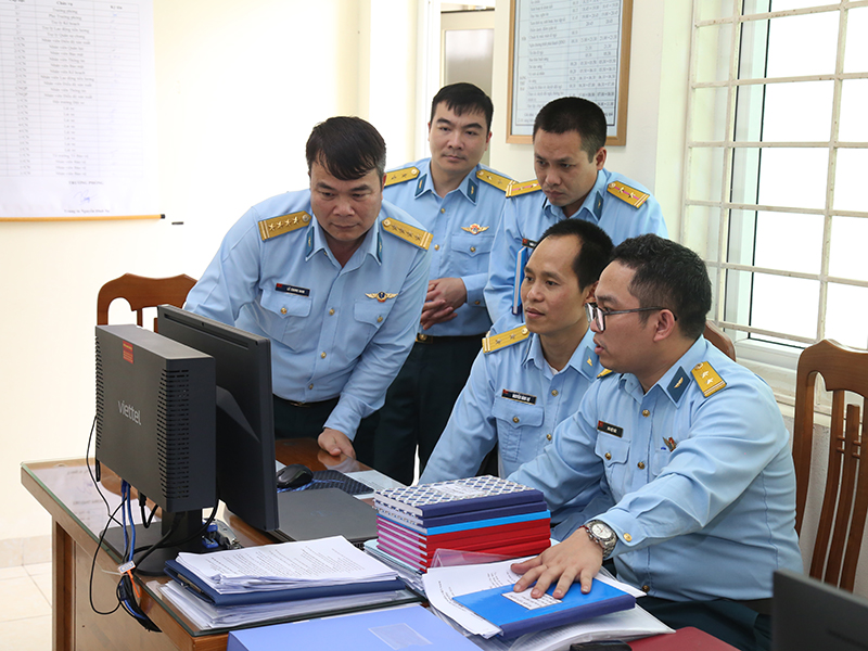 Qu&acirc;n chủng Ph&ograve;ng kh&ocirc;ng-Kh&ocirc;ng qu&acirc;n kiểm tra c&ocirc;ng t&aacute;c ph&aacute;t triển khoa học, c&ocirc;ng nghệ, đổi mới s&aacute;ng tạo, chuyển đổi số, cải c&aacute;ch h&agrave;nh ch&iacute;nh v&agrave; ph&aacute;t triển kinh tế số tại Nh&agrave; m&aacute;y A31