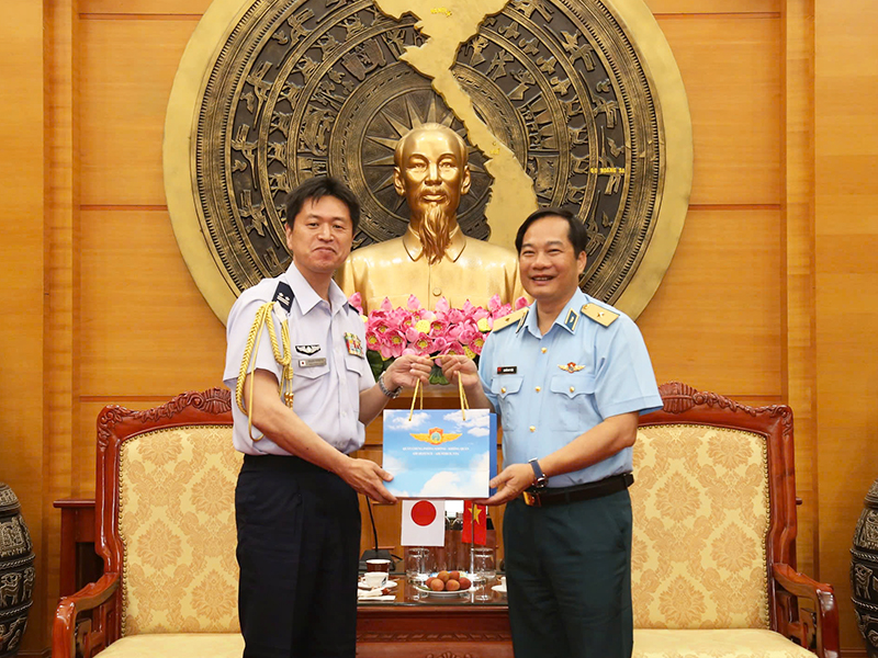Thủ trưởng Bộ Tư lệnh Quân chủng Phòng không-Không quân tiếp Tùy viên Quốc phòng Nhật Bản