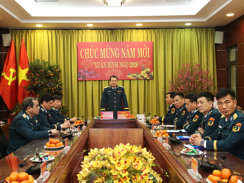 Thủ trưởng Bộ Tư lệnh Qu&acirc;n chủng Ph&ograve;ng kh&ocirc;ng-Kh&ocirc;ng qu&acirc;n kiểm tra nền nếp canh trực sẵn s&agrave;ng chiến đấu v&agrave; ch&uacute;c Tết c&aacute;n bộ, chiến sĩ c&aacute;c đơn vị