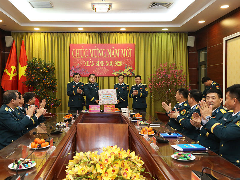 Thủ trưởng Bộ Tư lệnh Quân chủng Phòng không-Không quân kiểm tra nền nếp canh trực sẵn sàng chiến đấu và chúc Tết cán bộ, chiến sĩ các đơn vị
