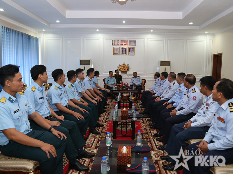 Đo&agrave;n sĩ quan trẻ Qu&acirc;n chủng Ph&ograve;ng kh&ocirc;ng-Kh&ocirc;ng qu&acirc;n Việt Nam thăm v&agrave; l&agrave;m việc tại Bộ Tư lệnh Kh&ocirc;ng qu&acirc;n Ho&agrave;ng gia Campuchia.