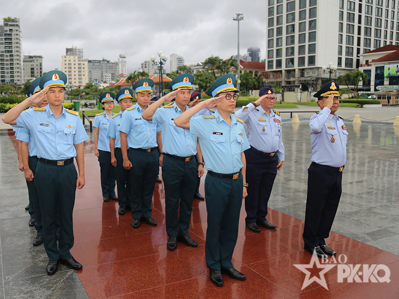 Đoàn sĩ quan trẻ Quân chủng Phòng không-Không quân Việt Nam thăm và làm việc tại Bộ Tư lệnh Không quân Hoàng gia Campuchia.