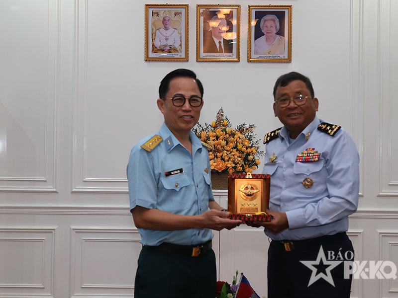Đo&agrave;n sĩ quan trẻ Qu&acirc;n chủng Ph&ograve;ng kh&ocirc;ng-Kh&ocirc;ng qu&acirc;n Việt Nam thăm v&agrave; l&agrave;m việc tại Bộ Tư lệnh Kh&ocirc;ng qu&acirc;n Ho&agrave;ng gia Campuchia.