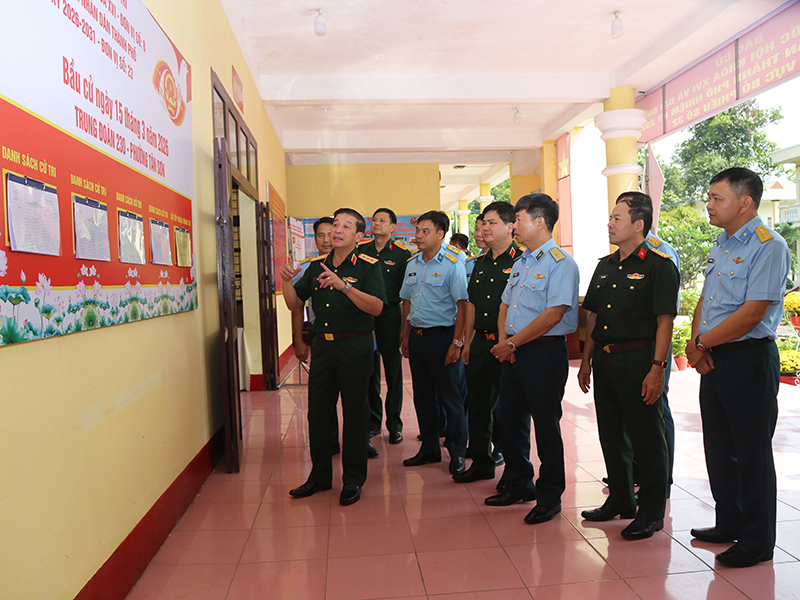 Tổng cục Ch&iacute;nh trị Qu&acirc;n đội nh&acirc;n d&acirc;n Việt Nam kiểm tra c&ocirc;ng t&aacute;c chuẩn bị bầu cử tại Sư đo&agrave;n 367