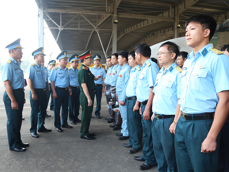 Thượng tướng Phạm Trường Sơn kiểm tra, ch&uacute;c Tết Trung đo&agrave;n 935v&agrave; Nh&agrave; m&aacute;y A42